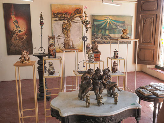 Im Atelier von Martha Petrona Jiménez, einer Kubanischen Künstlerin aus Camaguey. Sie malt, arbeitet mit Keramik und stellt Skulpturen her.