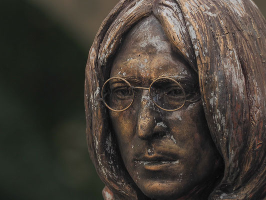 John Lennon-Büste im Park