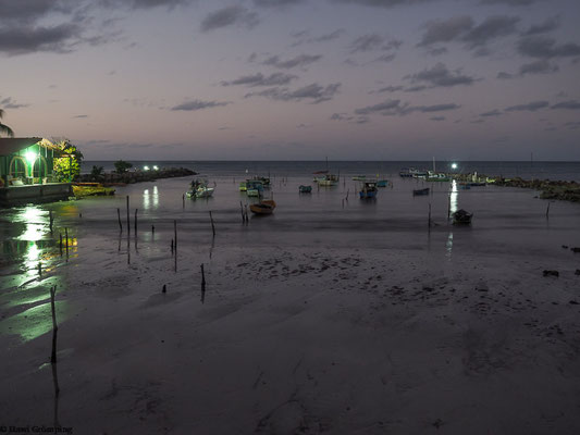 Kleiner Fischerhafen beim Hotel am Abend