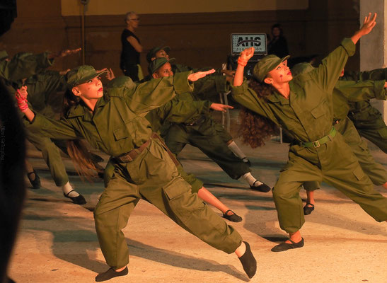 Schülerinnen und Schüler hatten etwas einstudiert und sich in Uniform geschmissen.