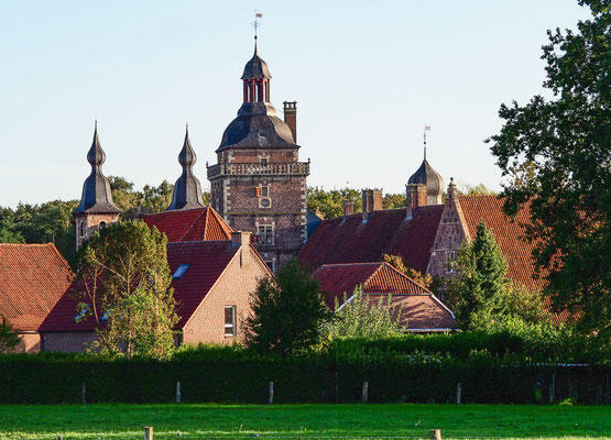 Keine 10 km von unserer Fewo entfernt liegt das Schloss Raesfeld, das mit dem angrenzenden Tiergarten eine Menge Tagestouristen anzieht und deshalb an Wochenenden oft überlaufen ist.