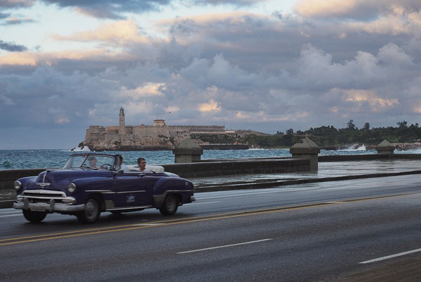 Zu sehen ist im Hintergrund das Castillo de los Tres Reyes del Morro.