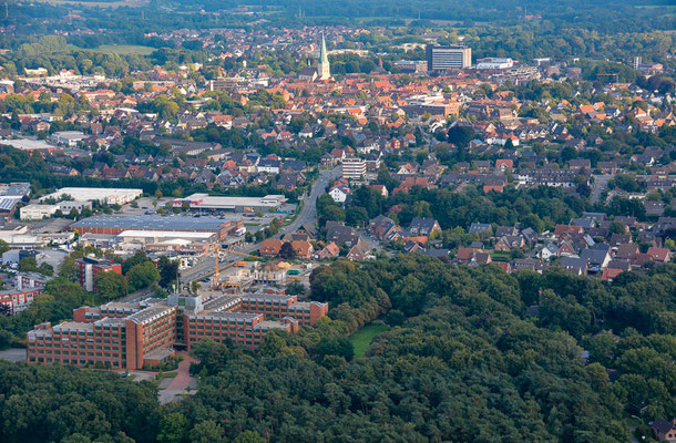 Ein Blick aus dem Ballon auf Borken mit dem Kreishaus (vorne), der Remigiuskirche und dem Krankenhaus (hinten).