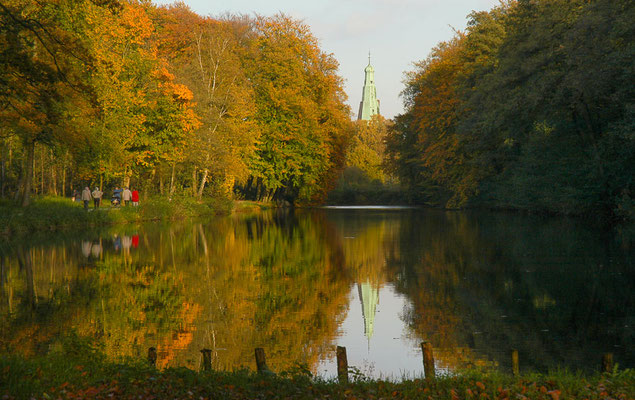 Immer wieder hat man einen freien Blick zum  Schloss.