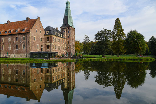 1643 bis 1658 ließ der Reichsgraf Alexander II. von Velen, der „Westfälische Wallenstein“, die Burg zum Residenzschloss im Stil der Renaissance ausbauen.