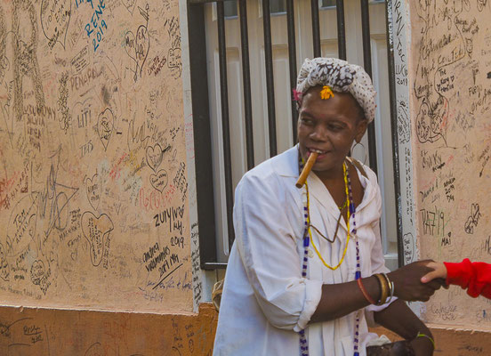 Zigarre rauchende Frau in Havanna, nicht nur Folklore!