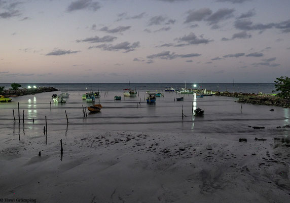 Kleiner Fischerhafen beim Hotel am Abend