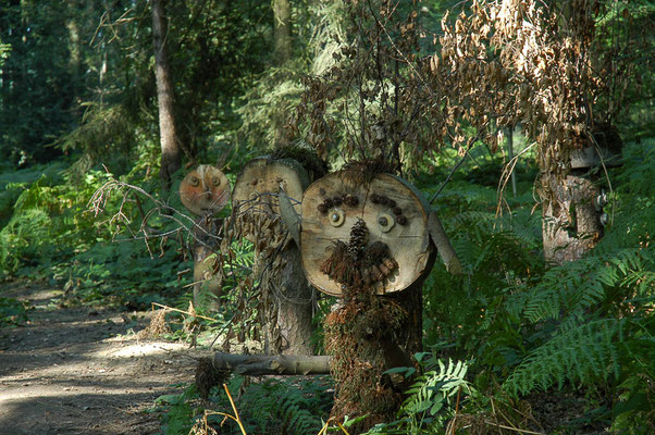 In der Nähe des Tierparkhauses finden sich verschiedene Installationen, die nicht jedermanns Geschmack sind.