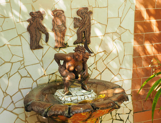 Keramik von Martha Petrona Jiménez in ihrem Atelier in Camagüey am Plaza del Carmen, wo auch einige ihrer Installationen zu sehen sind.