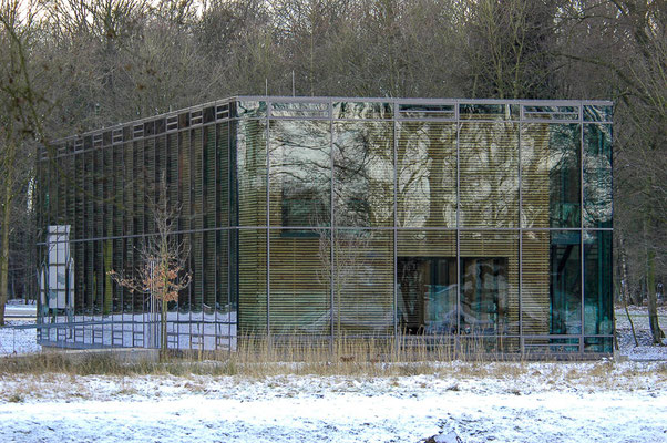 Das Tierparkhaus fügt sich optisch gut in die Natur ein.