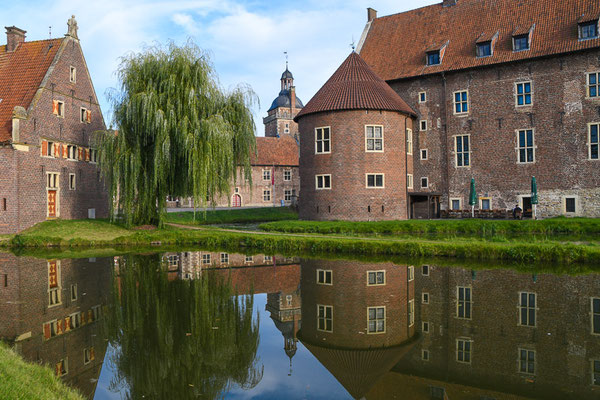 Die Geschichte des Schlosses Raesfeld reicht bis in die Anfänge des 12. Jahrhunderts zurück. Es war im Besitz der Herren von Raesfeld und gelangte Ende des 16. Jahrhunderts in den Besitz derer von Velen. 