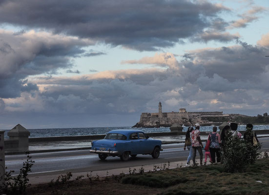 Die weltberühmte Prachtstraße Havannas, der Malecón, bietet wunderbare Fotomotive, wozu natürlich neben der Gischt die Oldtimer beitragen