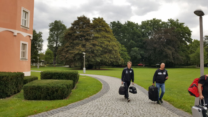 Anmarsch durch den Schlosspark zum "Parkhotel"