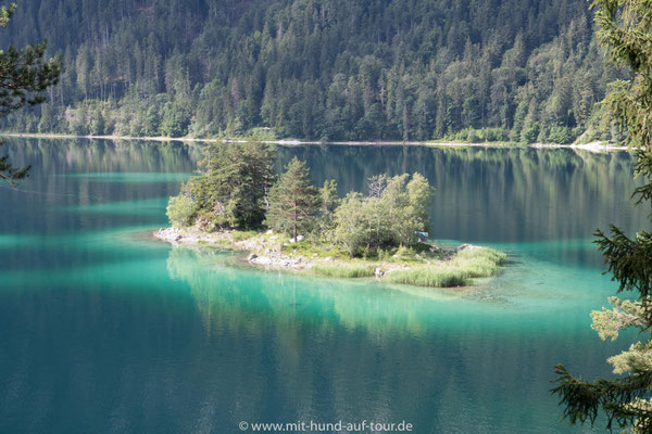 Insel im türkisfarbenen Eibsee, Bayern