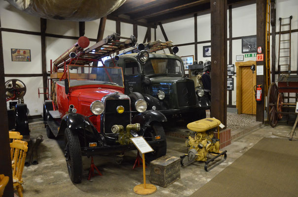 Feuerwehrautos und historische Feuerwehrtechnik