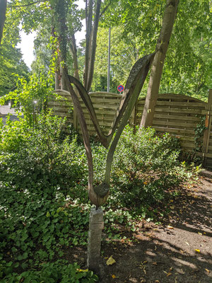 Im Garten: Kunst von Ortwin Musall.  Ein Künstler, der hier in der Region lebt.  Auch in Scheessel kann man seine Kunst finden. (siehe: https://denti24.de/scheessel-rathaus)