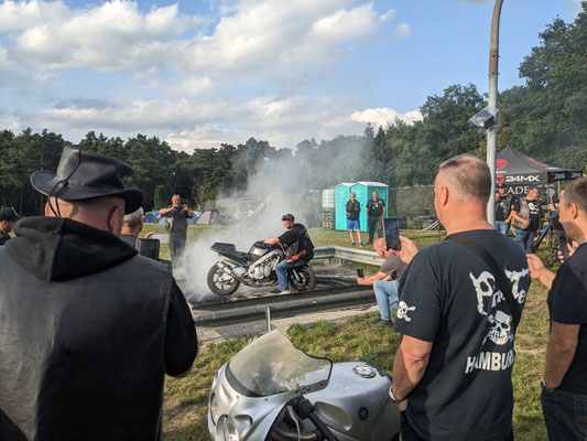 Für viele unserer Leser sicherlich fremde Welten: Burnout (also dieses erzeugen eines Kreises mittels durchdrehnden Reifens des Hinterrades am Motorrad  ... oder wie soll man das beschreiben?)