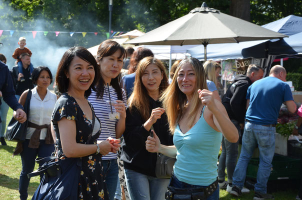 Gute Laune beim Thai Streetfood Festival - hier eine Gruppe die taiwanesischer Besucherinnen 