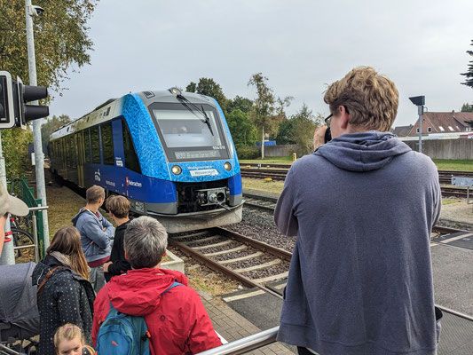 Trainspotter in Bremervoerde  - hier als beliebtes Fotomotiv für Eisenbahnfans einer der Wasserstoffzüge der EVB