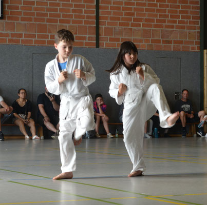 Maegeri - der erste Fusstritt, den man lernt.  Das hat nichts auf dem Schulhof zu suchen - auch das lernt man im Karatetraining für Kinder.
