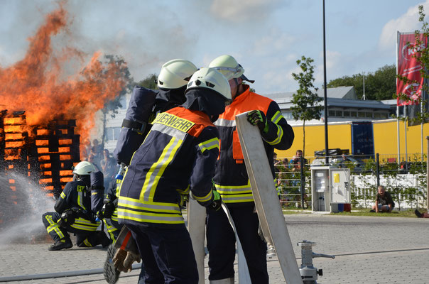 Feuerwehr Zeven: spannende und informative Vorführungen beim Tag der offenen Tür beim neuem Feuerwehrhaus am Südring