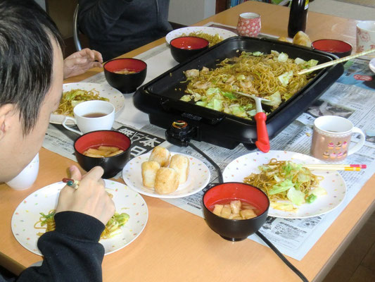 ある日のお昼ごはん　ホットプレートで焼きそばパーティー