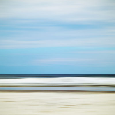 Manuela Deigert Meeresfarben, Juist, weißer Strand mit Meer und blauem Himmel auf Juist künstlerisch verwischt durch ICM