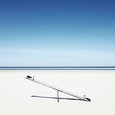 Manuela Deigert Meeresfarben, malerisches Meer, Strandwippe, eine Wippe am Strand auf der Insel Langeoog