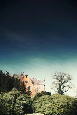 Manuela Deigert Natur Fine Art Spiegelung von Haus und Baum im Wasser im Schlossgarten Oldenburg