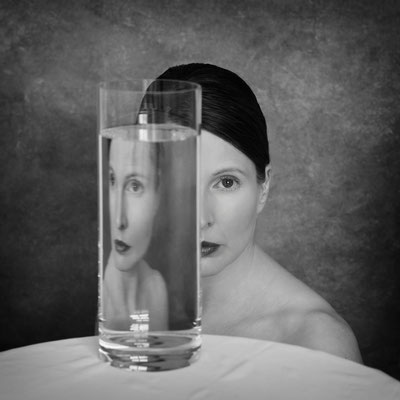 Manuela Deigert Fotokunst zeigt ein Selbstportrait mit Reflexion in einer Glasvase