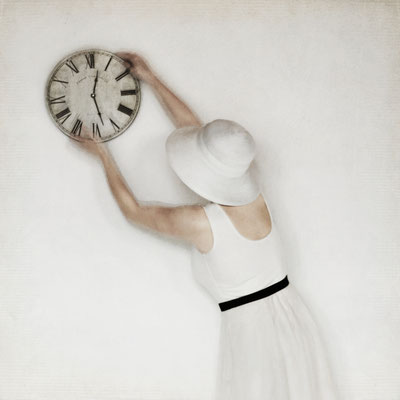 Manuela Deigert Projekte Unscharfer Oberkörper einer Frau mit weißem Hut und Kleid in einem Zimmer die eine Uhr in den nach oben ausgestreckten Händen hält/css"> /*<![CDATA[*/   .j-gallery .bx-caption { display: none; }   /*]]>*/ </style>