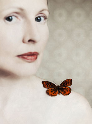 Manuela Deigert Projekte Portrait einer Frau mit einem Schmetterling auf der Schulter im Vintage Stil/