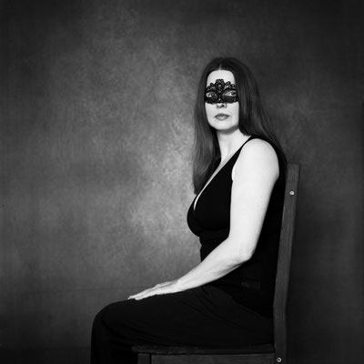 Manuela Deigert Mittelformat Selbstportrait im Profil mit Augenmaske sitzend auf einem Stuhl
