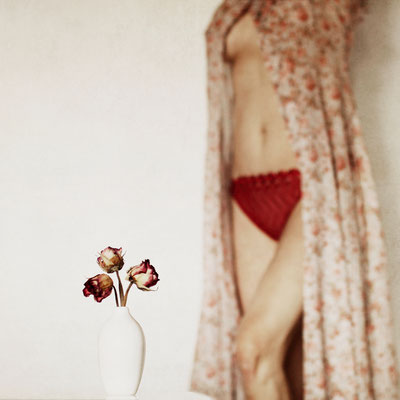 Manuela Deigert Projekte Poetisches Bild mit Frauenkörper in Kombination mit einer Blumenvase in der sich drei vertrocknete Rosen befinden
