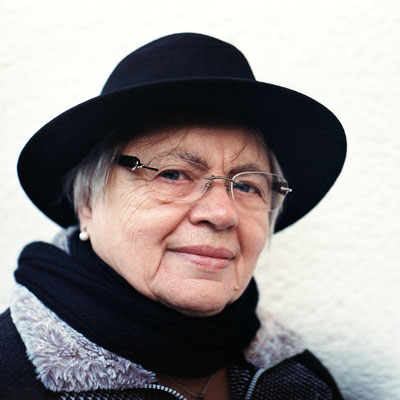 Manuela Deigert Mittelformat Portrai einer älteren Frau mit Hut