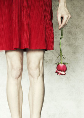 Manuela Deigert Projekte Roter Rock und Frauenbeine mit einer Hand die eine blühende Rose hält 