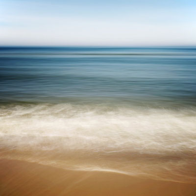 Manuela Deigert Meeresfarben, Sommer Meer, Goldener Strand mit blauem Meer und Himmel auf Langeoog verwischt durch ICM