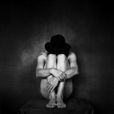 Manuela Deigert Mittelformat Nude schwarzweißes Selbstportrait zusammengekauert mit Hut