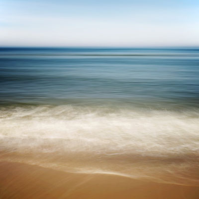 Manuela Deigert Meeresfarben Goldener Strand mit blauem Meer und Himmel auf Langeoog verwischt durch ICM