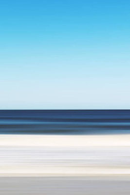Manuela Deigert Meeresfarben, Meerblick, Nordsee in Blautönen mit weißen Wellen und blauem Himmel, künstlerisch verwischt durch ICM