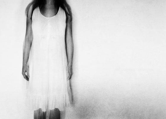 Manuela Deigert Projekte Langzeitbelichtung eines unscharfen Frauenrumpfes mit weißem Kleid auf dem ein Gesicht zu sehen ist