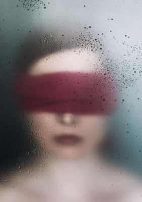Manuela Deigert Projekte Selbstportrait mit verbundenen Augen hinter einer Scheibe mit Wassertropfen