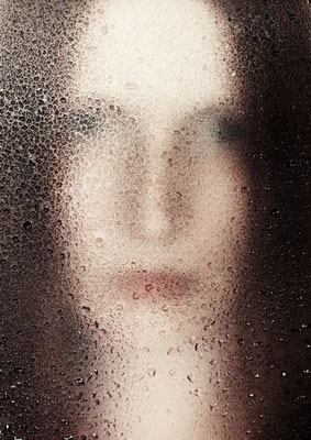 Manuela Deigert Projekte Selbstportrait frontal hinter einer Scheibe mit Wassertropfen