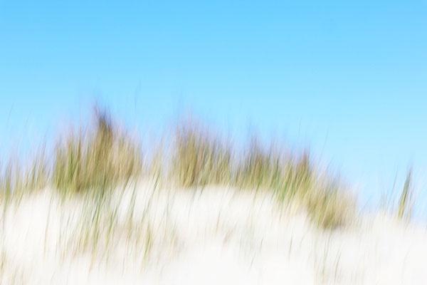 Manuela Deigert Meeresfarben, Helle Sommerdüne, Inseldüne mit Sand und Gras und blauem Himmel, künstlerisch verwischt durch ICM