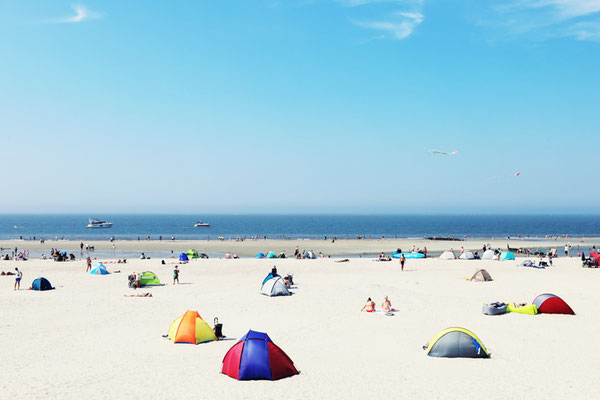 Manuela Deigert Fotokunst Meeresfarben, buntes Sommerstrandleben auf Norderney