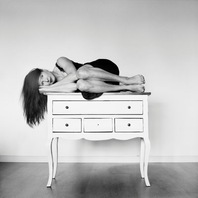 Manuela Deigert Mittelformat Selbstportrait liegend auf einer Kommode