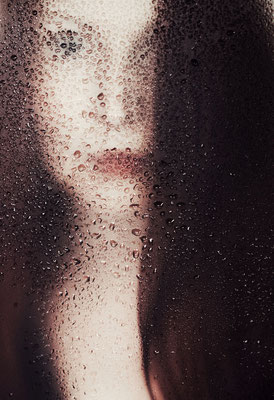 Manuela Deigert Projekte Selbstportrait hinter einer Scheibe mit Wassertropfen