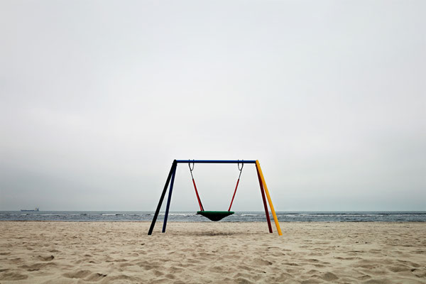 Manuela Deigert Fotokunst Meeresfarben, Stillstand, bunte Schaukel auf Langeoog