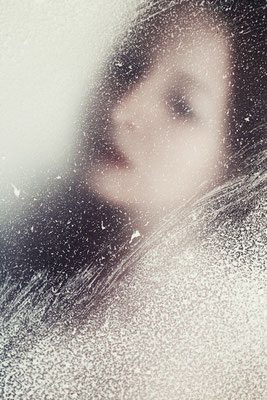Manuela Deigert Projekte Winter mood Frauengesicht hinter einer mit Schnee bedeckten Scheibe