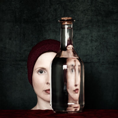 Manuela Deigert Fotokunst Start, Bottle ghost, Künstlerisches Selbstportrait mit Reflexion in einer Glasvase 